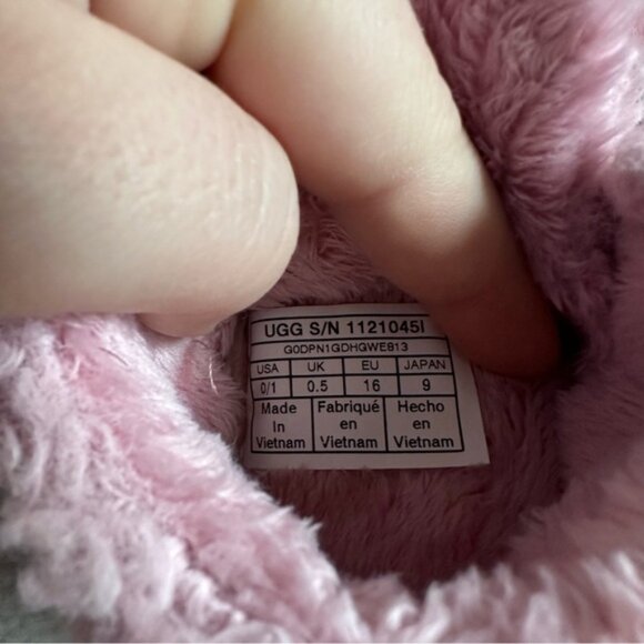 Ugg | shell curly faux fur Barbie Pink Baby Bixbee | Size 0/1 - Picture 7 of 7
